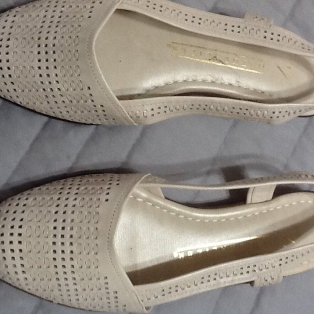 5 1/2  girls tan Naturalizer shoe - G S 2